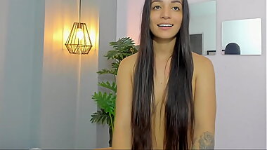 पत्नी की चूत के बालों से खेलते हुए जघन के बाल